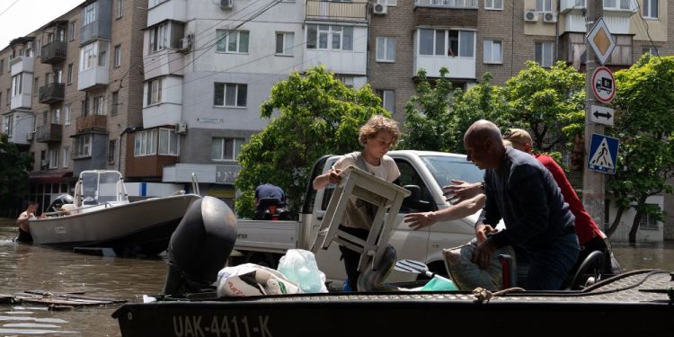 Mundo: Civis ucranianos passam a noite em telhados a espera de resgate após destruição da represa