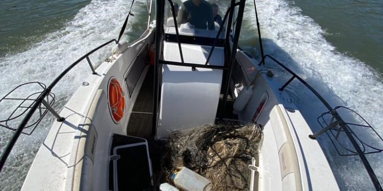 Crime ambiental: BPMA apreende mais de 1 km de redes na Baía de Vitória