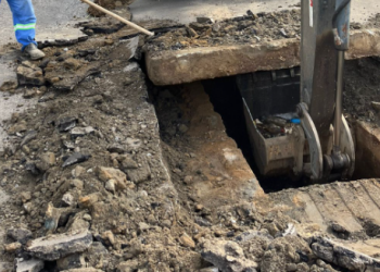 Cariacica: Prefeitura limpa rede de drenagem em Vila Oásis