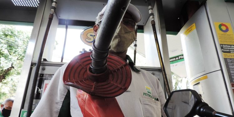 Brasil: Gasolina e gás de cozinha devem ficar mais baratos