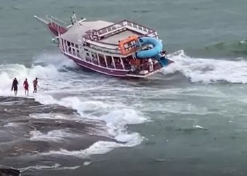 Guarapari: Escuna encalha nas pedras e turistas saem feridos