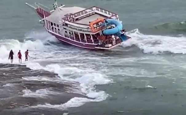 Guarapari: Escuna encalha nas pedras e turistas saem feridos