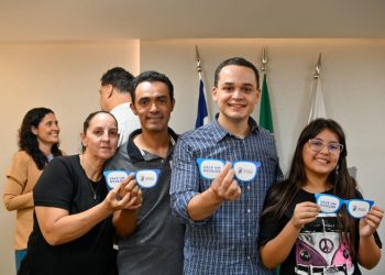 Olhar Vitória: Emoção marca entrega de “vale óculos” para estudantes