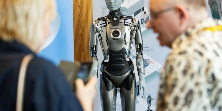 Mundo: Robôs dizem que não vão roubar empregos e se rebelar contra humanos
