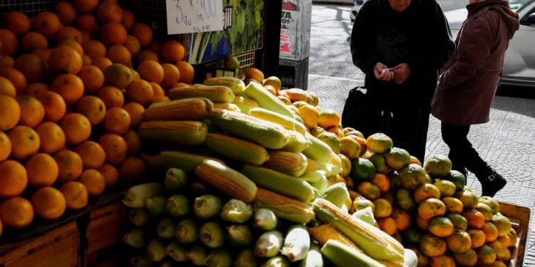 Mundo: Crise na Argentina provoca “turismo de supermercado” por países vizinhos