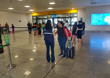 Vitória: Agentes da Vigilância Sanitária conscientizam turistas no aeroporto e na rodoviária