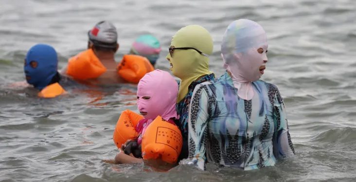 Clima: Chineses adotam máscara que cobre o rosto todo para proteger contra o sol