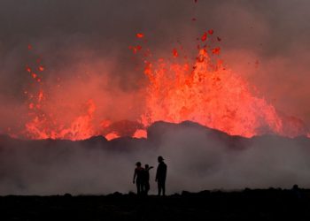 Mundo: Vulcão em erupção na Islândia atrai espectadores