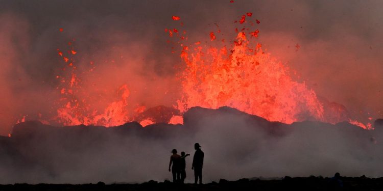 Mundo: Vulcão em erupção na Islândia atrai espectadores
