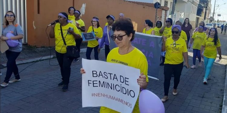 Anchieta: Passeata pede fim da violência contra as mulheres