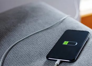 Mito ou verdade: deixar o celular carregando durante a noite estraga a bateria?