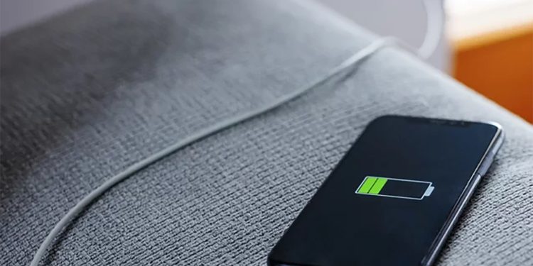 Mito ou verdade: deixar o celular carregando durante a noite estraga a bateria?