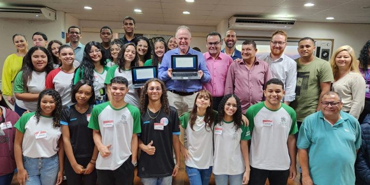 Estado: Governo distribuirá quase 20 mil chromebooks para escolas da Rede Estadual