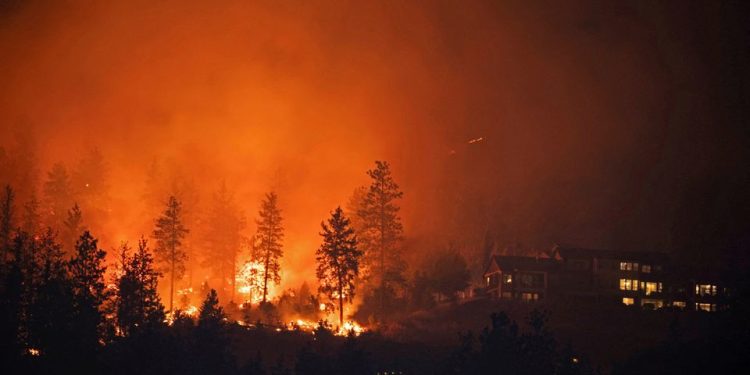 Clima: Incêndios florestais no Canadá com evacuações de mais de 35 mil