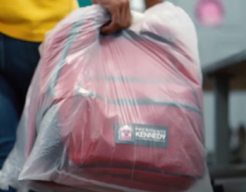 Kennedy: Prefeitura entrega kit escolar aos professores