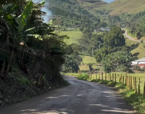 Rio Novo: Prefeitura faz melhorias na estrada de Virgínia Nova