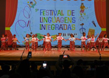 Vitória: Brilho nos olhos e encantamento com o teatro tomam conta de crianças