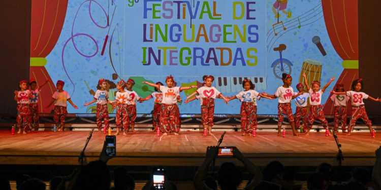 Vitória: Brilho nos olhos e encantamento com o teatro tomam conta de crianças