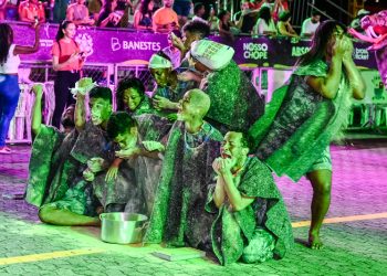 Vitória: Mini Desfiles do Carnaval de Vitória lotam o Tancredão