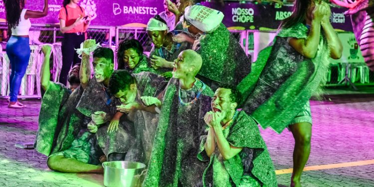 Vitória: Mini Desfiles do Carnaval de Vitória lotam o Tancredão