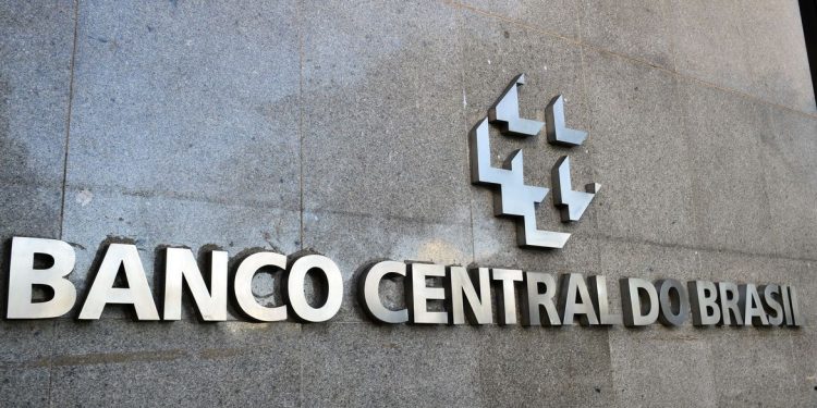 Economia: Banco Central estuda o fim do crédito rotativo do cartão de crédito