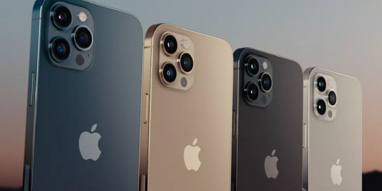 Mundo: Casal vende filho de oito meses na Índia para comprar Iphone 14 e fazer vídeos de viagem