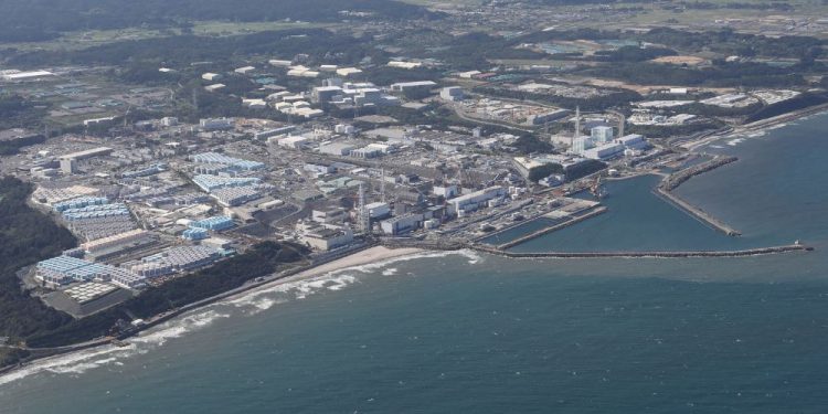 Mundo: Japão inicia despejo de água radioativa de Fukushima no oceano