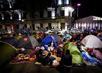 Argentina: Praça de Buenos Aires vira um refeitório noturno enquanto a pobreza atinge 40%