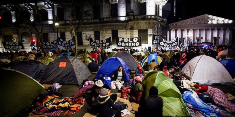 Argentina: Praça de Buenos Aires vira um refeitório noturno enquanto a pobreza atinge 40%