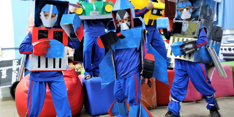 Cariacica: Alunos viram Transformers feitos de material reciclável