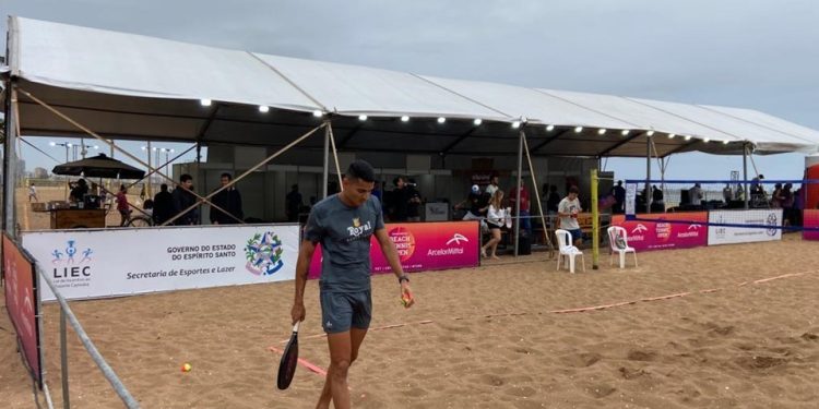Estado: Primeiro dia do ArcelorMittal Beach Tennis Open agita Praia de Camburi, em Vitória