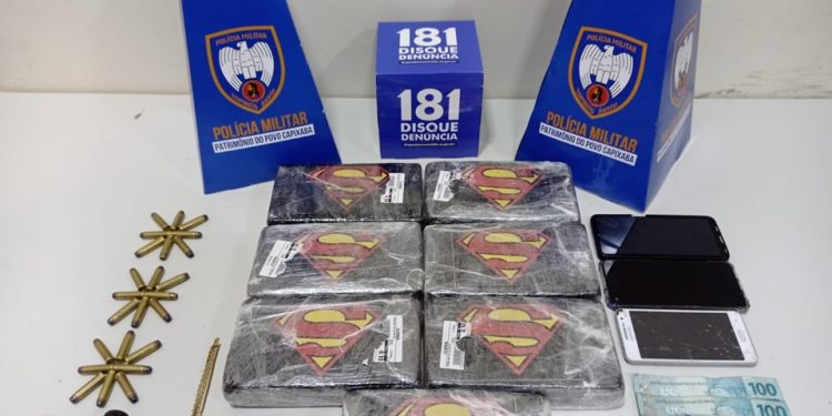 Guarapari: Sete tabletes de cocaína são apreendidos e veículo é recuperado por policiais do 10° Batalhão