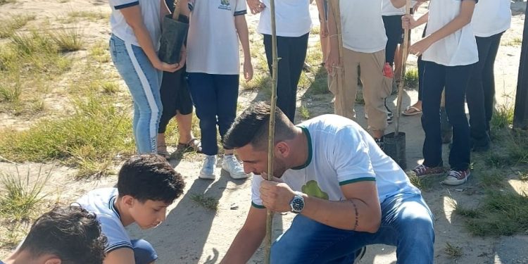 Guarapari: Prefeitura faz plantio de 100 mudas na Semana da Árvore