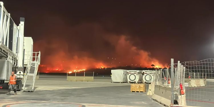 Itália: Duas pessoas morrem e centenas de turistas são realocados após incêndio na Sicília