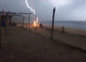 Mundo: Duas pessoas morrem após raio atingir praia no México