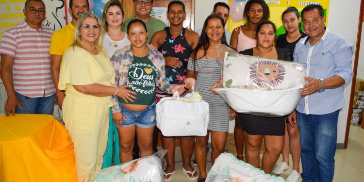 Kennedy: CRAS entrega kits bebês para gestantes