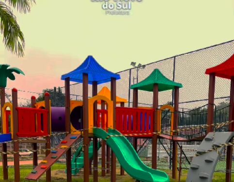 Rio Novo: Prefeitura instala novos brinquedos para as crianças nas praças da cidade