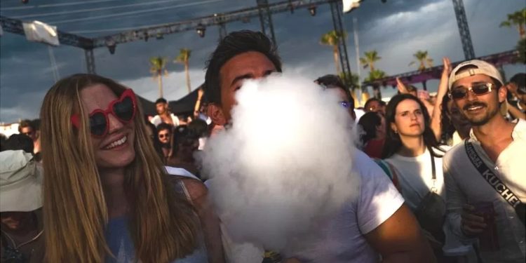 Saúde: França apresenta plano para proibir vapes descartáveis