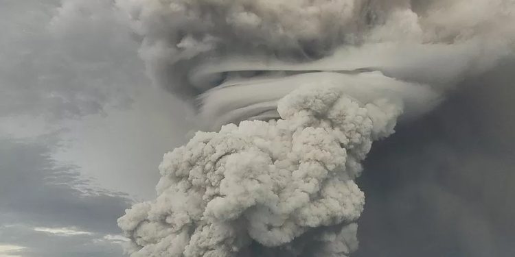 Mundo: Vulcão de Tonga provocou debandada de detritos no fundo do mar