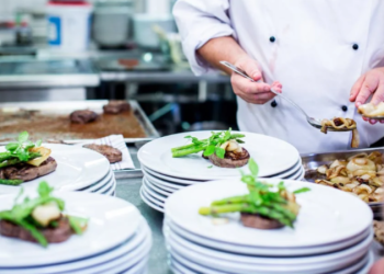 Cariacica: Inscrições abertas para cursos de garçom e auxiliar de cozinha