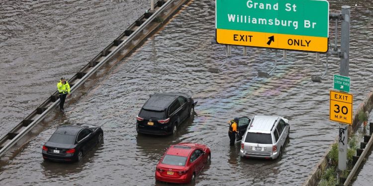 Clima: Inundações deixam Nova York em estado de emergência
