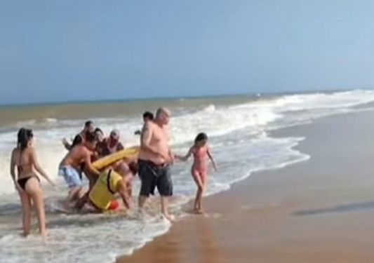 Marataízes: Banhista é resgatado por salva-vidas na Lagoa do Siri