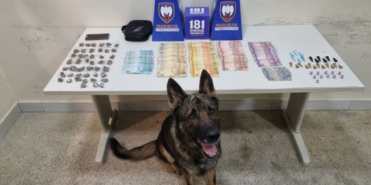 Guarapari: Dois suspeitos são detidos com drogas e um veículo é recuperado pela PM