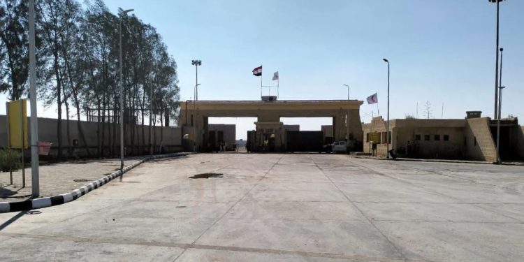 Guerra: Passagem de Rafah é aberta para entrada de 20 caminhões e fechada em seguida
