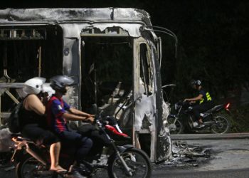 Rio: Cidade enfrenta restrições em linhas de transporte após ter ônibus incendiados