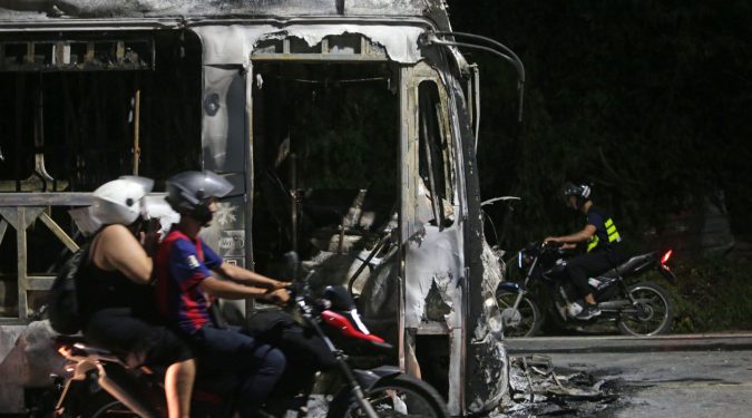 Rio: Cidade enfrenta restrições em linhas de transporte após ter ônibus incendiados