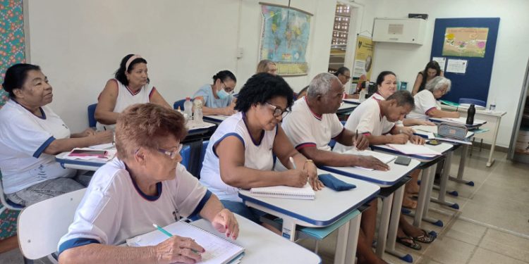 Vitória: Estudantes da Educação de Jovens e Adultos (EJA) lançam livro