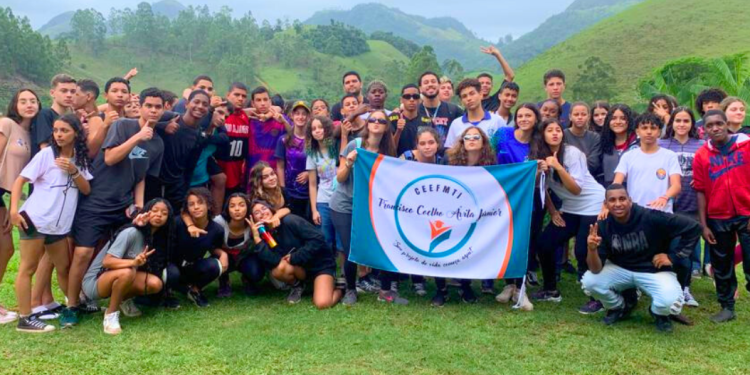 Rio Novo: Alunos de Cachoeiro fazem aula de campo sobre a produção e beneficiamento da Juçara