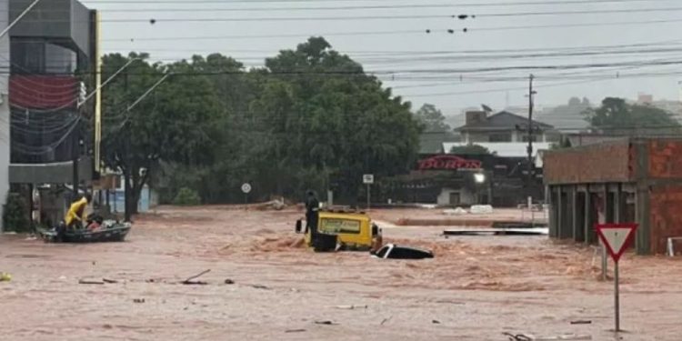 Clima: Fortes chuvas deixam mais de 7 mil pessoas desalojadas no Paraná