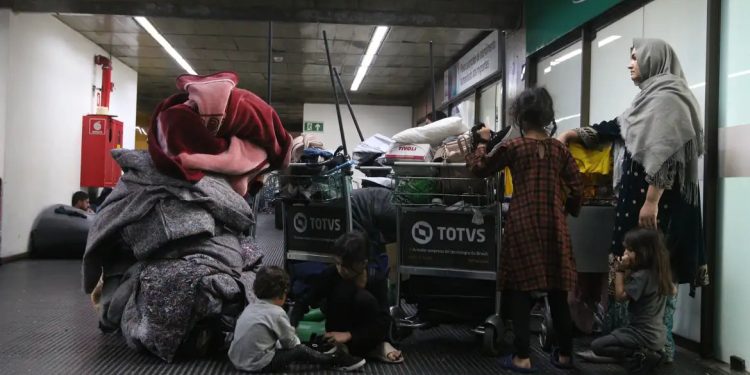 Brasil: Mais de 140 afegãos estão acampados em aeroporto de São Paulo